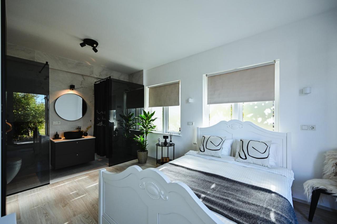 Alka - Cozy Room By The Sea With Private Hot Tub Njarthvik Exterior foto