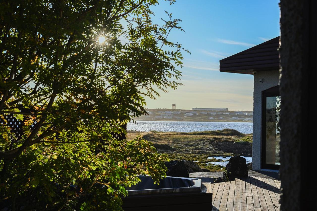 Alka - Cozy Room By The Sea With Private Hot Tub Njarthvik Exterior foto